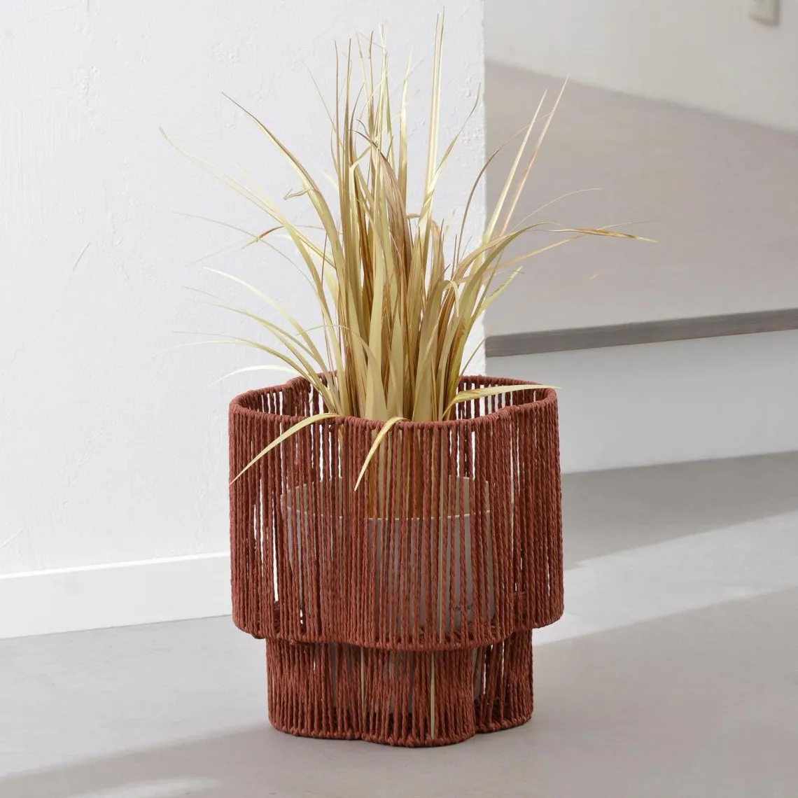 Cache pot en métal et cordes effet tressée FILOUS rouge brique | 3 Suisses