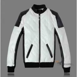 Ce blouson en imitation cuir est idéale pour un style sportif et classe à la fois. Ce cuir artificiel est d'excellente qual