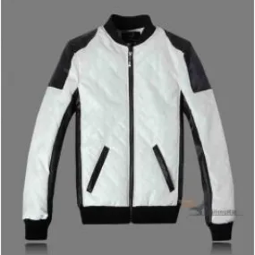 Ce blouson en imitation cuir est idéale pour un style sportif et classe à la fois. Ce cuir artificiel est d'excellente qual