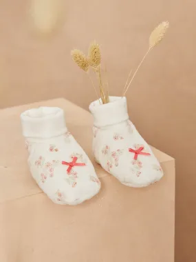 Chaussons de naissance écrus en velours