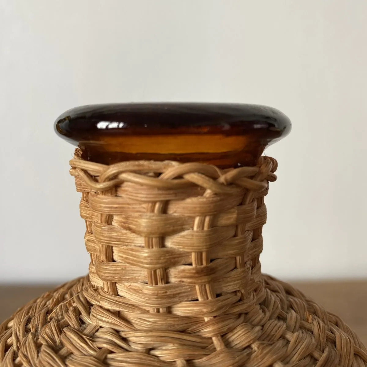 Deux carafes ambrées