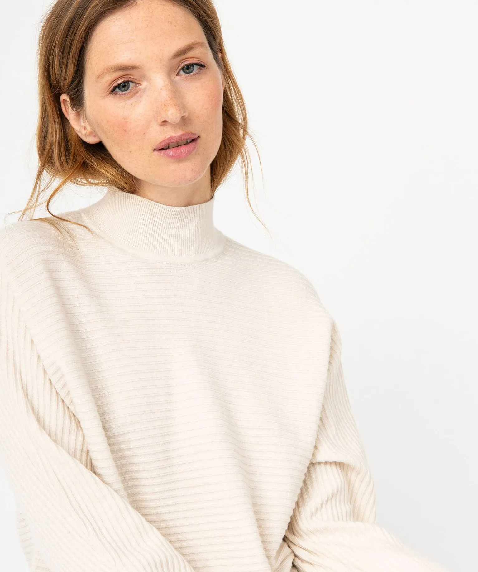 pull a col montant en maille cotelee femme beige pulls