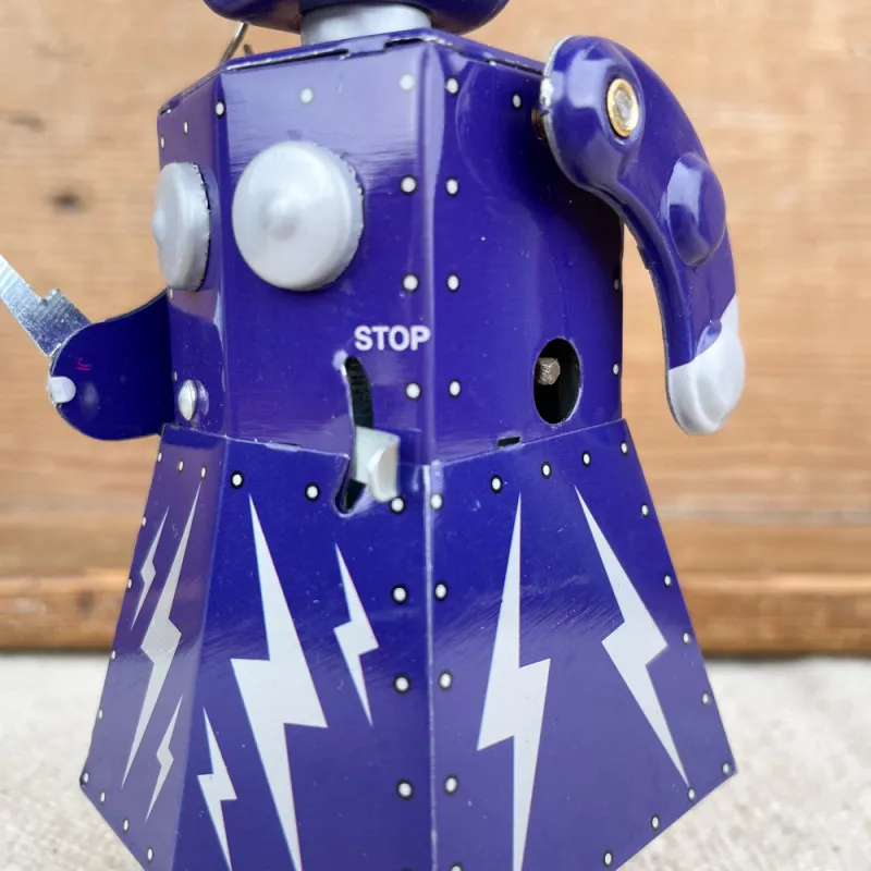 Robot mécanique violet