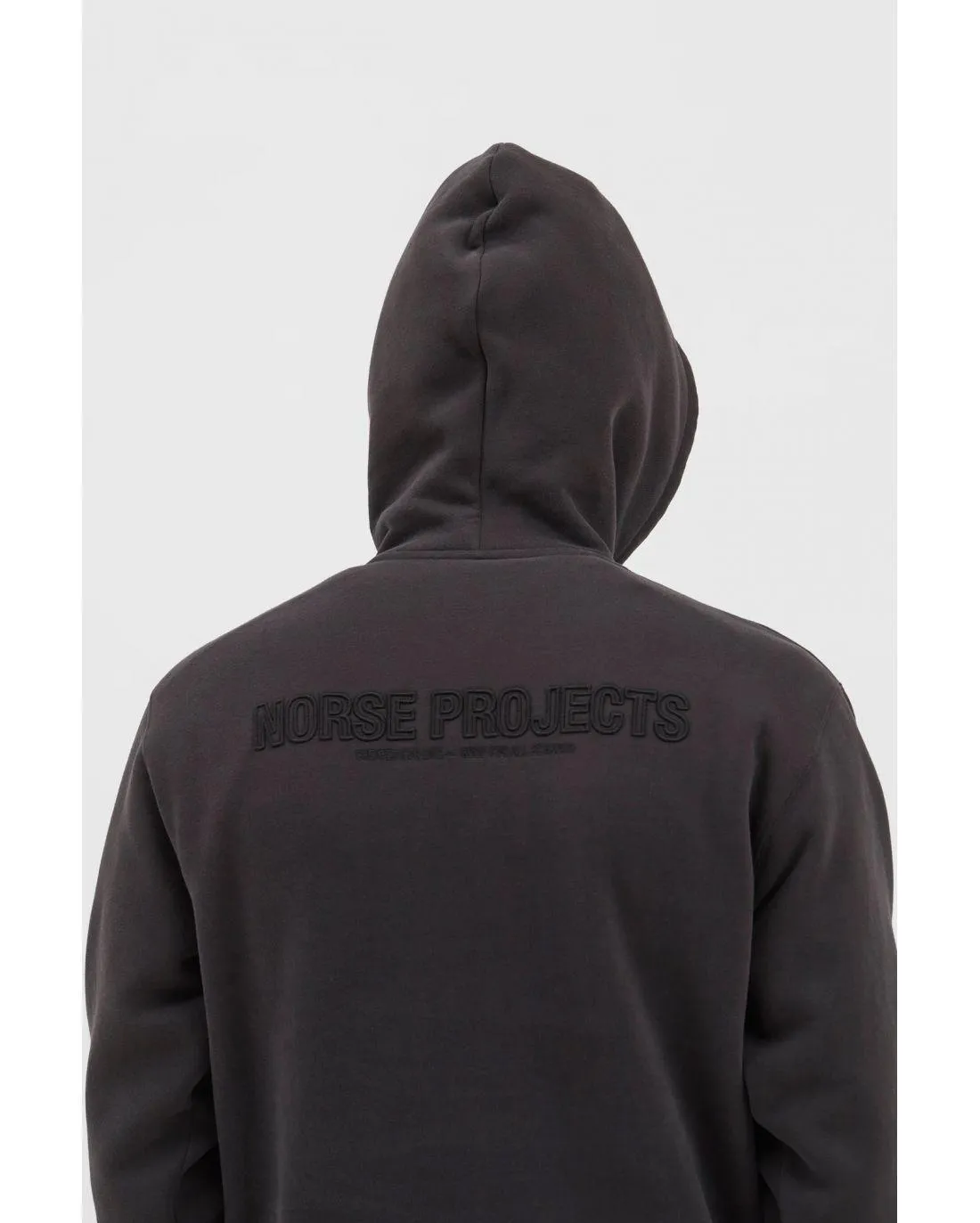 SWEAT CAPUCHE ARNE RELAXED LOGO BLACK - Norse Projects | Chez Maman Rouen